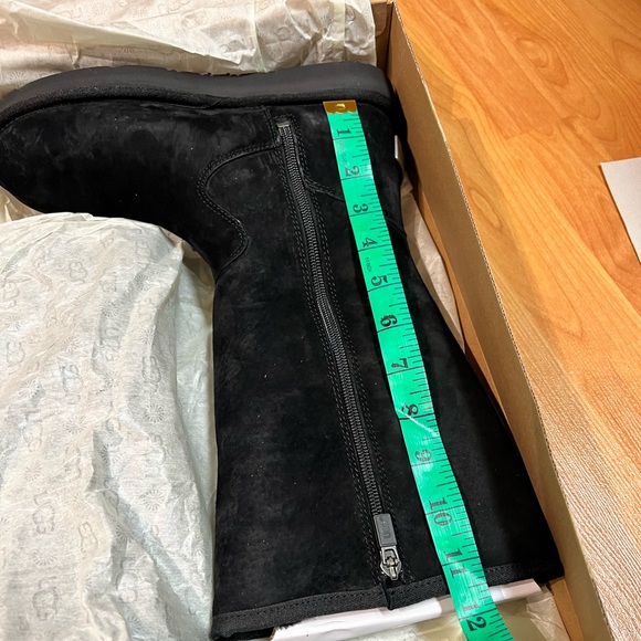New in Box - UGG W Alber boot (US 7) - Picture 8 of 13